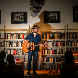 Tobias Panwitz bei seinem Auftritt 2018 in der Uwe Johnson-Bibliothek; (c) KAV Güstrow