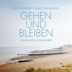 Filmplakat des Films "gehen und Bleiben", welches einen Strandabschnitt der Ostseeküste mit Buhnen und einer Seebrücke zeigt