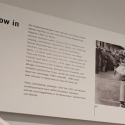 Einführende Tafel mit dem Ausstellungstitel und einem Bild mit Uwe Johnson und Heinz Lehmbäcker zusammensitzend von 1956.