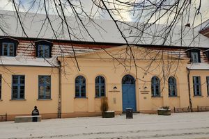 Die Frontansicht der Bibliothek in Schnee getaucht