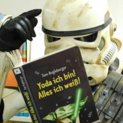 Trooper liest im Bibliotheksbuch "Yoda ich bin, alles ich weiß" und tippt sich ungläubig an die Stirn; (c) German Garrison