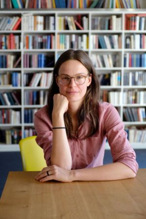 Autorin Kenah Cusanit sitzen an einem Tisch, Foto: (c) Peter-Andreas Hassiepen