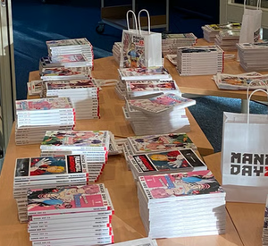 Gratis-Mangas liegen zur Mitnahme auf dem Tisch in der Bibliothek aus.