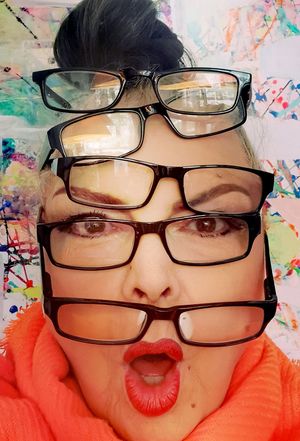 Bearbeitetes Foto, auf dem groß das Gesicht von Ruth Rockenschaub mit fünf Brillen darauf verteilt vor einem bunten Hintergrund zu sehen ist; (c) Rockenschaub