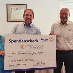 Rotary-Präsidentin Dr. Christiane Trapp und Roterier Wilfried Minich überreichen den symbolischen Förderscheck an Dr. Tilmann Wesolowski von der Bibliothek (c)  Henning Runne