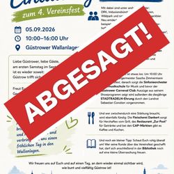 Plakat des Veranstalters Güstrow 2028 e.V. mit einem Banner quer darüber "Abgesagt"