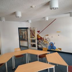 Blick in den neuen Lesesaal mit der Wandgestaltung