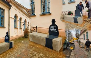 Bilder vom Ankranen des Betonblocks mit einem Gabelstapler, Anbringen der Stahlfigur und der fertigen Bank vor der Bibliothek