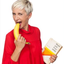 Tatjana Meissner beisst in eine Banane und hält das Buch "Mann und Frau intim" in der Hand; (c) Robert Lehmann