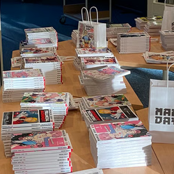 Gratis-Mangas liegen zur Mitnahme auf dem Tisch in der Bibliothek aus.
