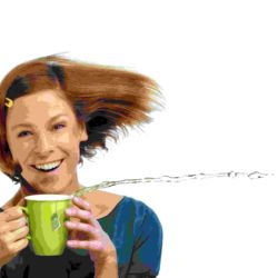 Inka Meyer mit einer Tasse in der Hand; starker Wind bläst scheinbar ihre Haare und Flüssigkeit aus der Tasse waagerecht zur Seite; Foto: © Simon Büttner