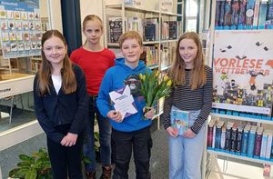 teilnehmende des Wettbewerbs, von links: Alva Neumann, Anna Batarow, Sieger Bennet Richards, Ida Fiedler