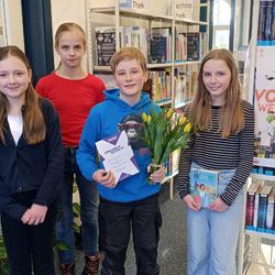 teilnehmende des Wettbewerbs, von links: Alva Neumann, Anna Batarow, Sieger Bennet Richards, Ida Fiedler