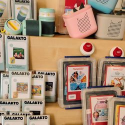 Auswahl an Galaktos und Tonieplay in der Bibliothek aufgebaut.