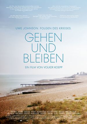Filmplakat des Films "gehen und Bleiben", welches einen Strandabschnitt der Ostseeküste mit Buhnen und einer Seebrücke zeigt