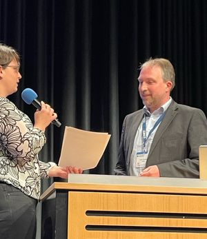 Dr. Christina Schmitz übergibt für die gemeinsamen Kommission Informationskompetenz von dbv/VDB die Siegerurkunde an Tilmann Wesolowski von der Uwe Johnson Bibliothek