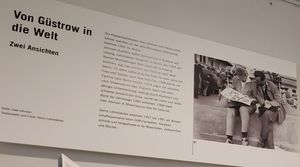 Einführende Tafel mit dem Ausstellungstitel und einem Bild mit Uwe Johnson und Heinz Lehmbäcker zusammensitzend von 1956.