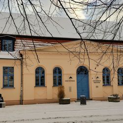 Die Frontansicht der Bibliothek in Schnee getaucht
