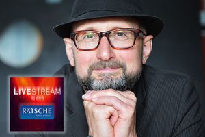 Frontalfoto von Henrich Steinfest mit dem Logo des Veranstalters Rätschemühle