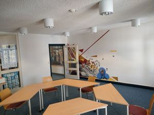 Blick in den neuen Lesesaal mit der Wandgestaltung
