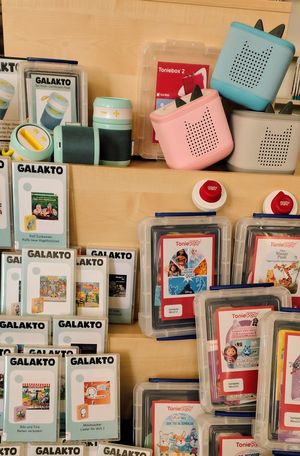 Auswahl an Galaktos und Tonieplay in der Bibliothek aufgebaut.