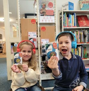 Juna und Nolan beim testen des neuen Angebots in der Bibliothek. (c) Kotala-Lehmann